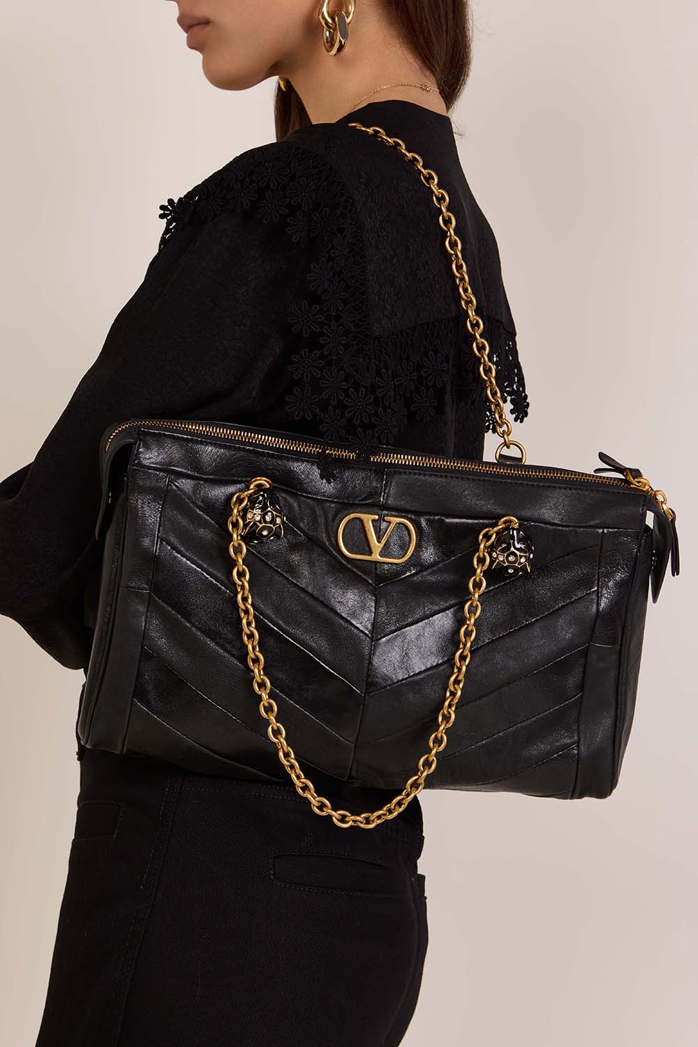 תמונת כל הלוק של תיק כתף